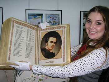 Украинские мастерицы завершили работу над единственной вышитой книгой в мире  фото