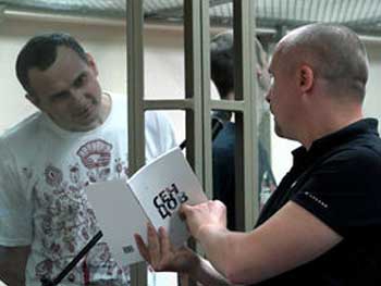 В Санкт-Петербурге полиция арестовала активистов, раздающих листовки о Сенцове фото