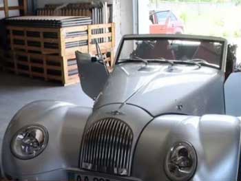 У кума Ющенко за долги конфисковали редкий кабриолет фото