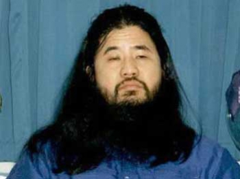 В Японии казнили лидера секты, распылившей в токийском метро зарин фото