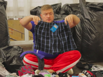 Миллионер родом из Запорожья, оставшись без денег, сортировал белье в магазине секонд-хенда (Видео) фото