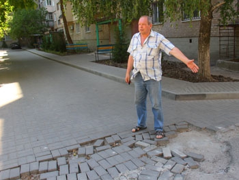 Житель дома на проспекте не может добиться обновления покрытия двора фото