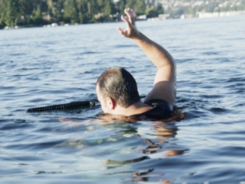 Пьяный отдыхающий попытался переплыть Азовское море фото