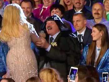 Лукашенко запел по-украински  фото