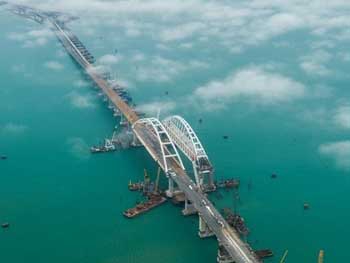 Точно рухнет: СМИ рассказали о проблемах с Крымским мостом фото
