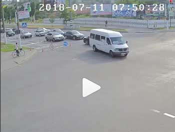 Почти ДТП. Водителю такси удалось избежать столкновения  фото