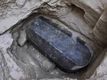 В Египте откроют черный гранитный саркофаг, который пролежал в земле более 2 тысяч лет фото
