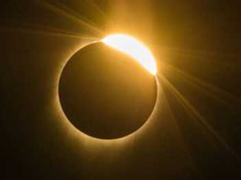 В пятницу 13-го произошло солнечное затмение: фото и видео редкого явления фото