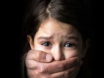 В Индии 17 мужчин в течение полугода насиловали девочку в подвале ее дома фото
