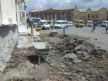 В нижней части города коммунальщики приступили к ремонту дороги фото