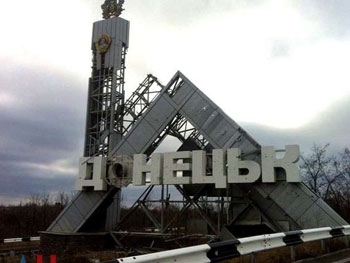 Жители оккупированного Донецка сообщают о мощных взрывах в городе фото