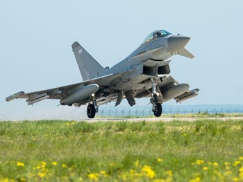 Британские истребители поднимались на перехват российского бомбардировщика над Черным морем фото