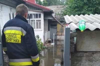 Потоп в Днепре: из метро лилась вода, а на дороге появился бассейн фото