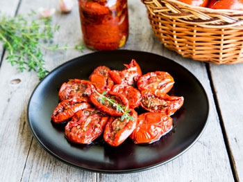 Рецепт дня: любителям остренького - закуски из помидоров фото