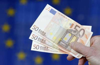 Украинские заробитчане за рубежом могут тратить до половины заработка на текущие расходы фото