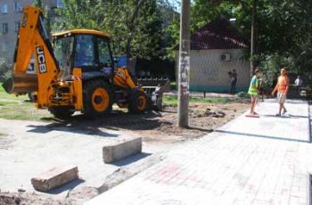 По улице Петра Дорошенко восстанавливают тротуары  фото