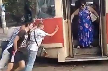 В Запорожье пассажирам пришлось толкать трамвай  фото