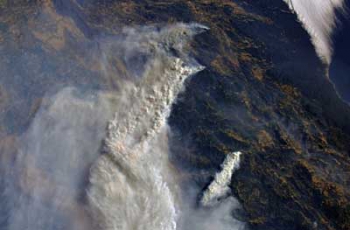 В сети появилось фото из космоса масштабных пожаров в США фото