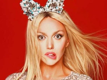 Обнаженная Полякова улеглась в постель к Астафьевой в чулках  фото