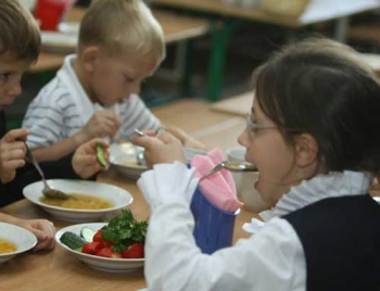 Младшеклассников в школах теперь кормить не будут фото