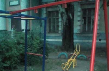 Вандалы разнесли Островок согласия  фото