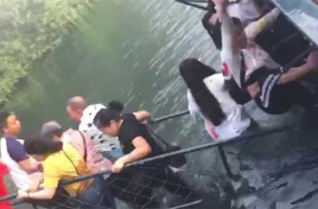 Мост с туристами обрушился в Китае из-за любителя селфи фото