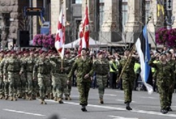 В Киеве на параде присутствовали военные из 18 стран фото