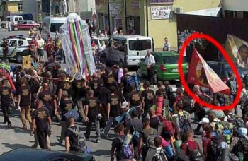 Участники крестного хода УПЦ МП в Почаевскую лавру несли православное знамя ДНР  фото