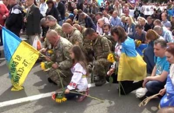 В Украине вспоминают погибших на Донбассе: Порошенко показал душераздирающее видео фото