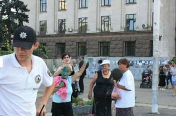 Жителей Одессы, которые решили почтить память Кобзона и Захарченко, облили зеленкой фото