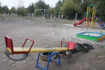 Кто придумал поставить детскую площадку возле кладбища?  фото