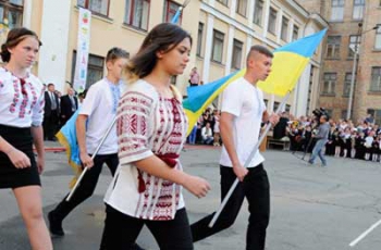 В Николаеве школьников будут воспитывать гимном и минутой молчания фото