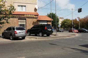 #ачтовсети: внедорожник заехал на тротуар (ФОТОФАКТ) фото