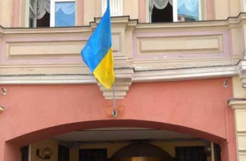 В центре Москвы вывесили украинский флаг  фото