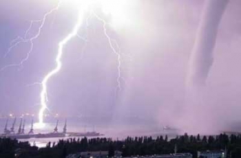 По Крыму ударил мощный смерч: появились кадры урагана и затопленных улиц фото