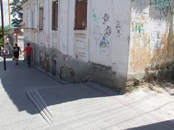 Лавочки на спуске демонтировали из-за пьяных компаний фото