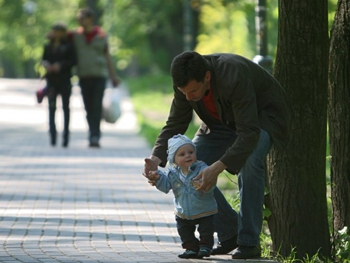 Декрет для отцов, меньше работы, больше отпусков: как в Украине хотят уравнять права родителей фото