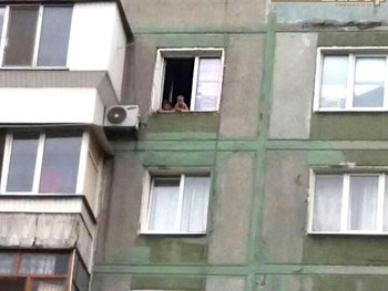 В Запорожье маленькие дети вылезли на карниз окна на 9 этаже (видео, фото) фото