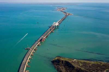 В сети появилось видео столкновения плавучего крана с Крымским мостом фото