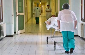 В Киеве школьник восемь раз ударил ножницами учительницу информатики из-за оценки  фото