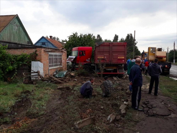 В Запорожской области фура влетела во двор жилого дома фото