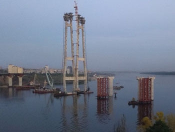 На недостроенном мосту в Запорожье разгорелся пожар фото