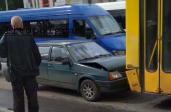 Легковушка «влетела» в пассажирский автобус фото