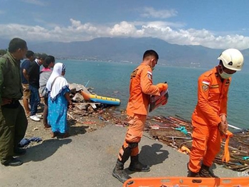 В Индонезии количество жертв землетрясения и цунами превысило 380 человек фото