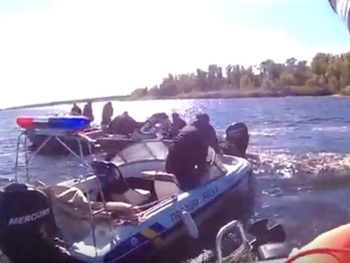 Порубило винтом: Начальник запорожского рыбоохранного патруля перевернулся на новом катере, есть погибшие  фото