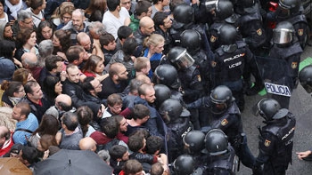 В Барселоне произошли массовые стычки с полицией сторонников независимости Каталонии фото