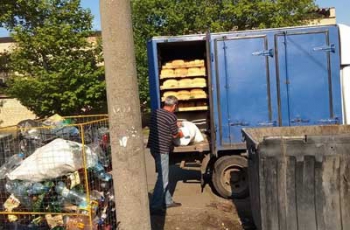 Мусор вместе с хлебом - в одном фургоне возят в Мелитополе  фото
