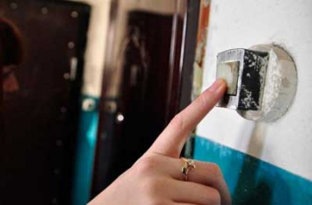 Старушка два дня беспомощно лежала в своей квартире, пока соседи не забили тревогу фото