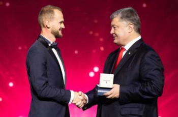 Президент вручил награду запорожскому учителю, как лучшему педагогу-новатору Украины (ФОТО, ВИДЕО) фото