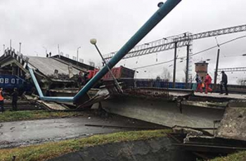 В России мост обрушился прямо на железную дорогу  фото